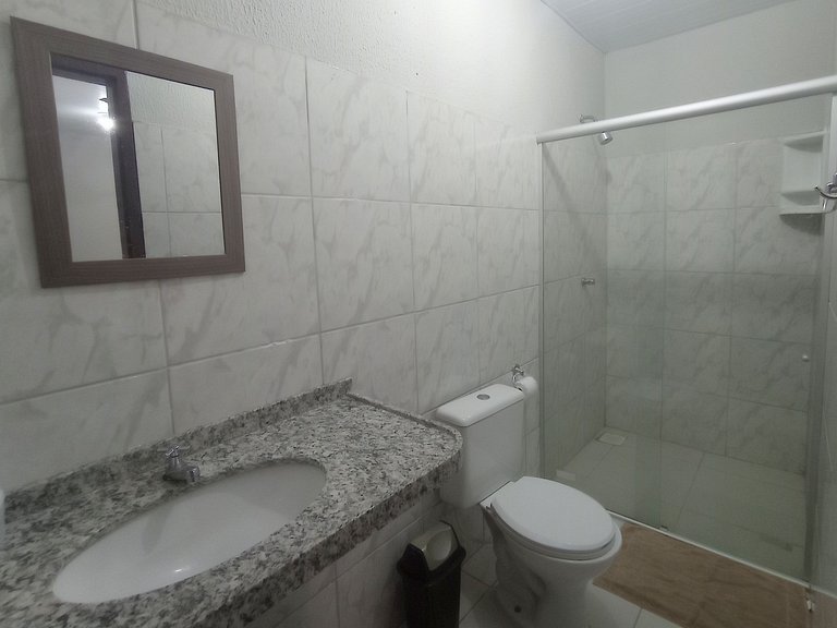 Casa avarandada e espaçosa com amplo jardim florido na Taibi