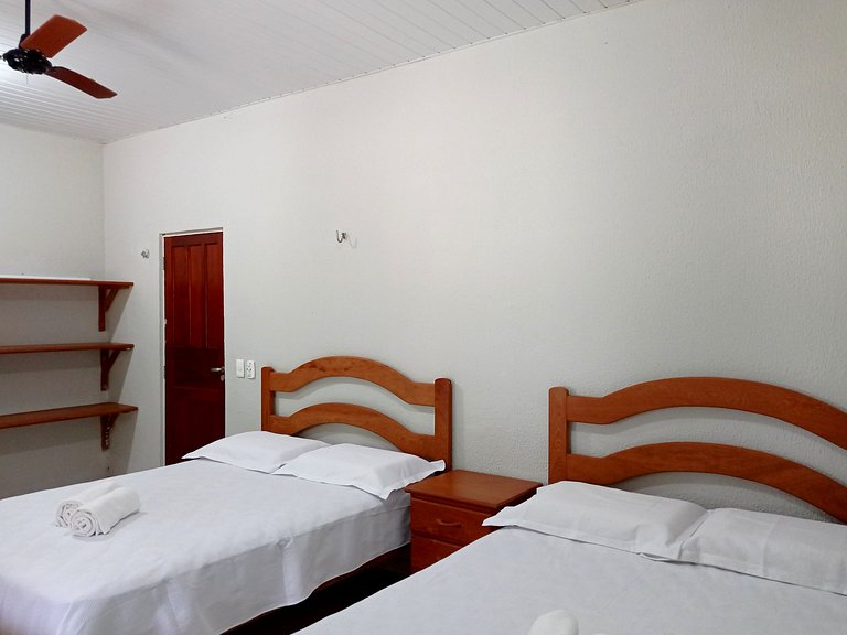 Casa avarandada e espaçosa com amplo jardim florido na Taibi