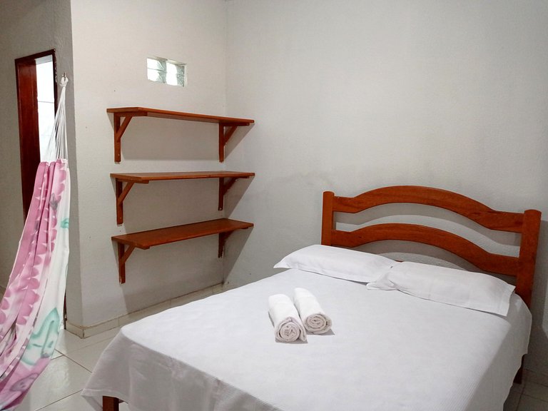 Casa avarandada e espaçosa com amplo jardim florido na Taibi