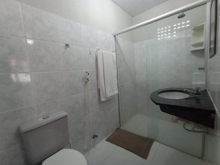 Casa avarandada e espaçosa com amplo jardim florido na Taibi
