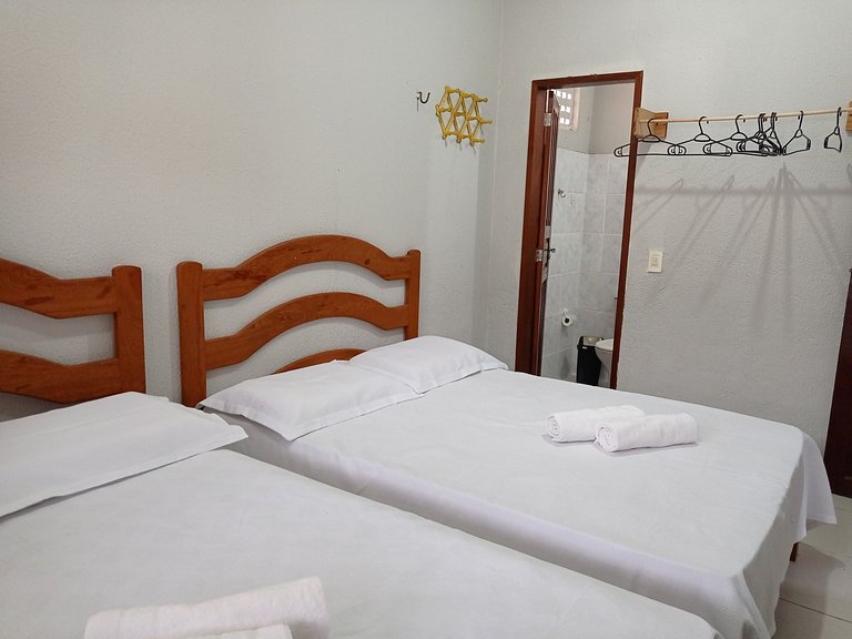 Casa avarandada e espaçosa com amplo jardim florido na Taibi