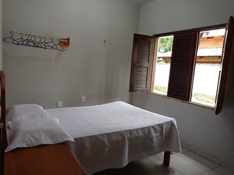 Casa avarandada e espaçosa com amplo jardim florido na Taibi