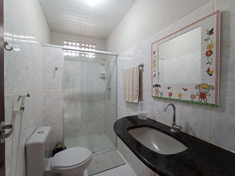 Casa avarandada e espaçosa com amplo jardim florido na Taibi