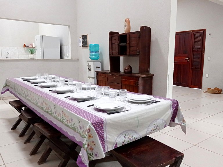 Casa avarandada e espaçosa com amplo jardim florido na Taibi
