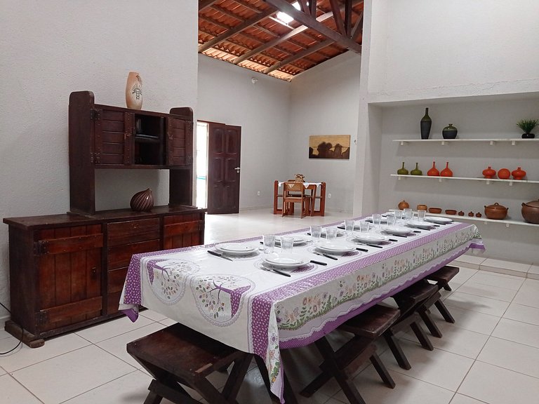Casa avarandada e espaçosa com amplo jardim florido na Taibi