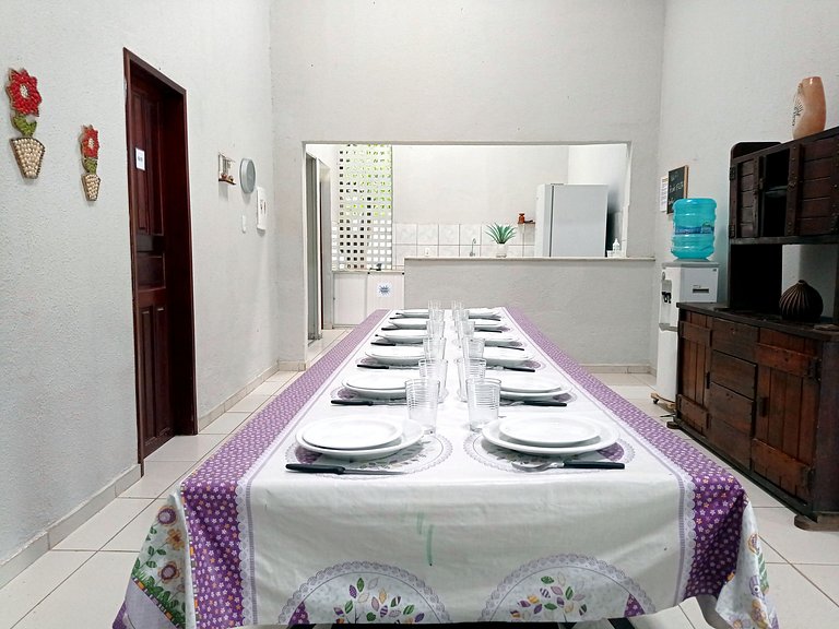 Casa avarandada e espaçosa com amplo jardim florido na Taibi