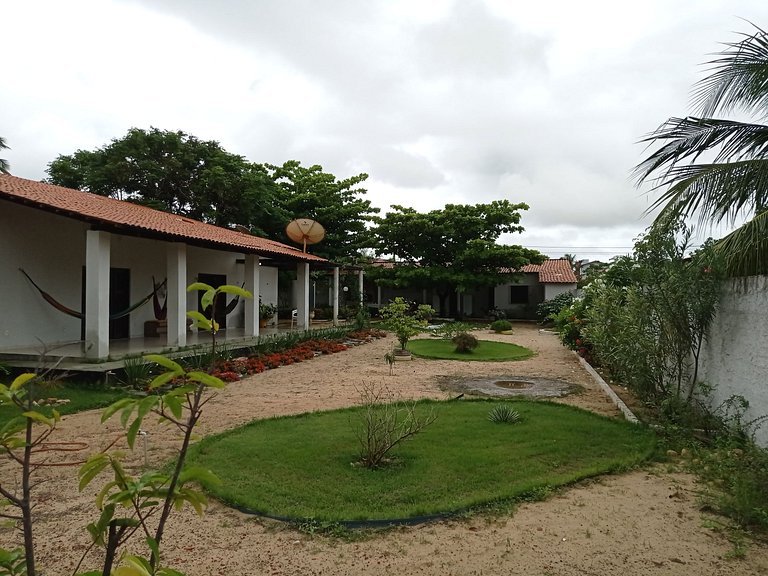 Casa avarandada e espaçosa com amplo jardim florido na Taibi