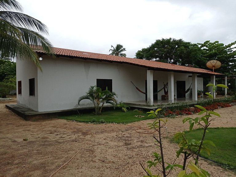 Casa avarandada e espaçosa com amplo jardim florido na Taibi