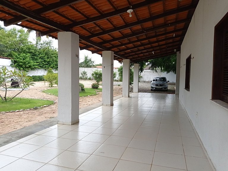 Casa avarandada e espaçosa com amplo jardim florido na Taibi