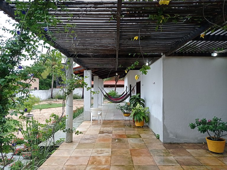 Casa avarandada e espaçosa com amplo jardim florido na Taibi