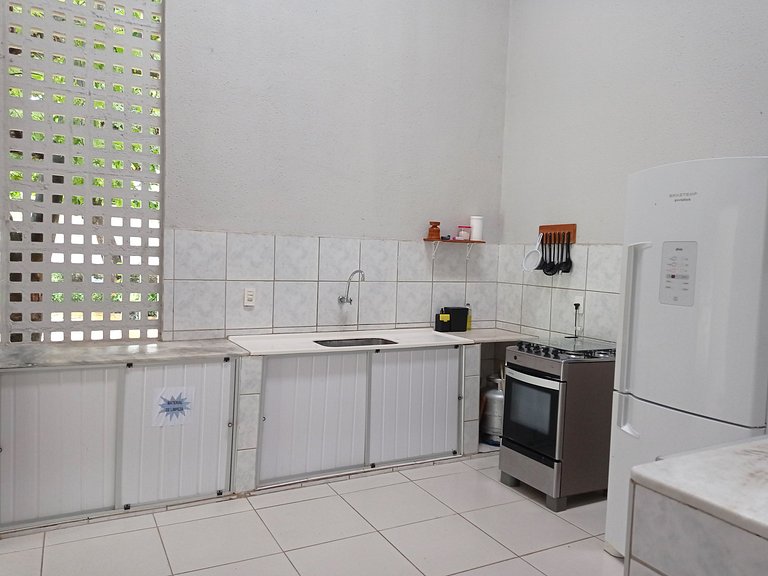 Casa avarandada e espaçosa com amplo jardim florido na Taibi
