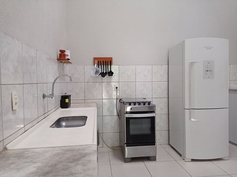 Casa avarandada e espaçosa com amplo jardim florido na Taibi