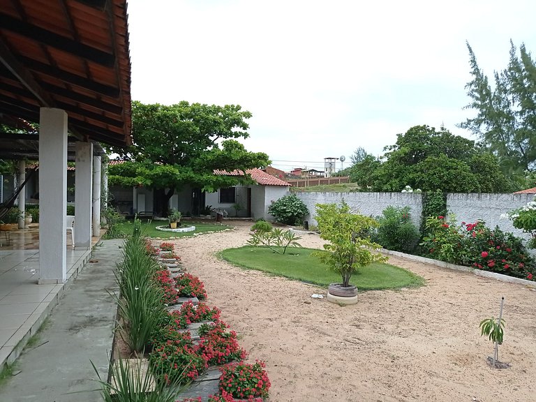 Casa avarandada e espaçosa com amplo jardim florido na Taibi