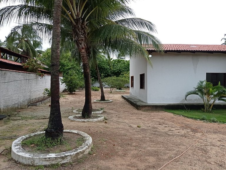 Casa avarandada e espaçosa com amplo jardim florido na Taibi