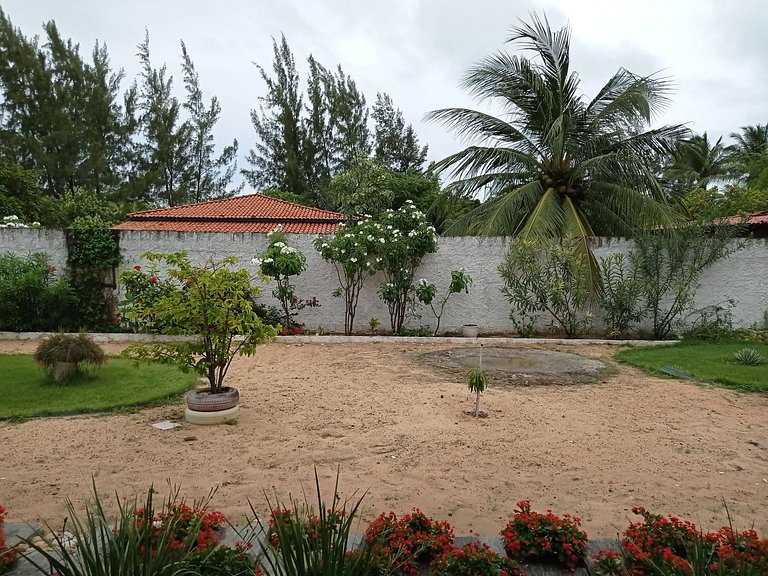 Casa avarandada e espaçosa com amplo jardim florido na Taibi