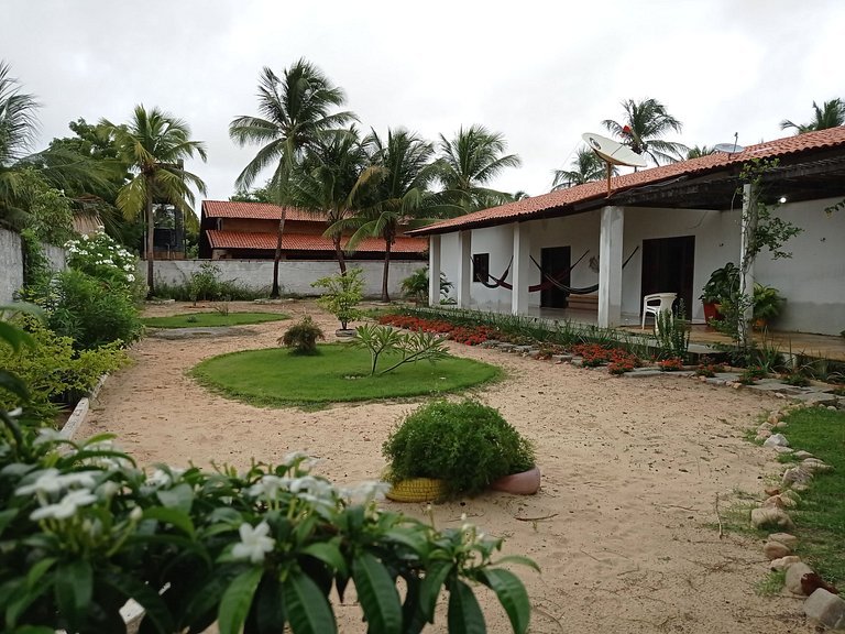 Casa avarandada e espaçosa com amplo jardim florido na Taibi