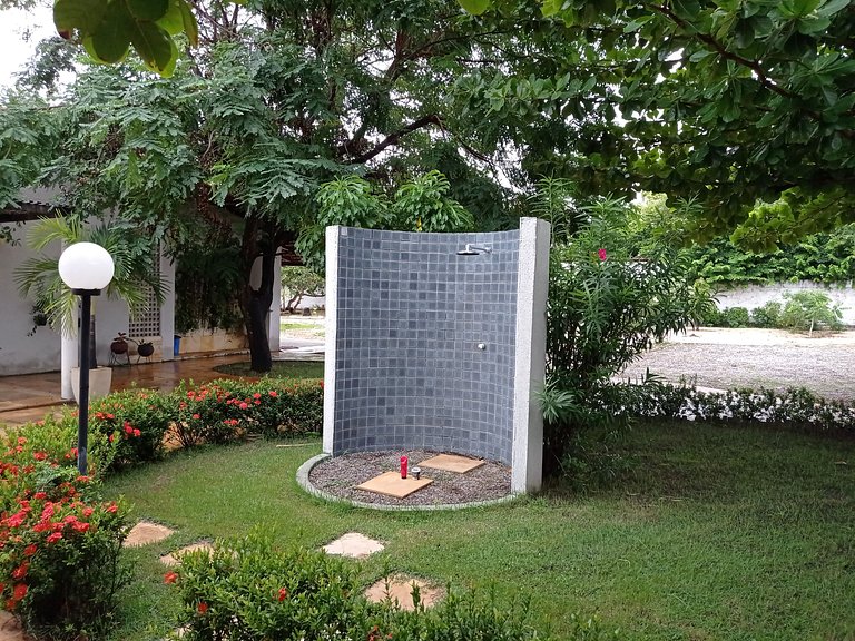 Casa avarandada e espaçosa com amplo jardim florido na Taibi