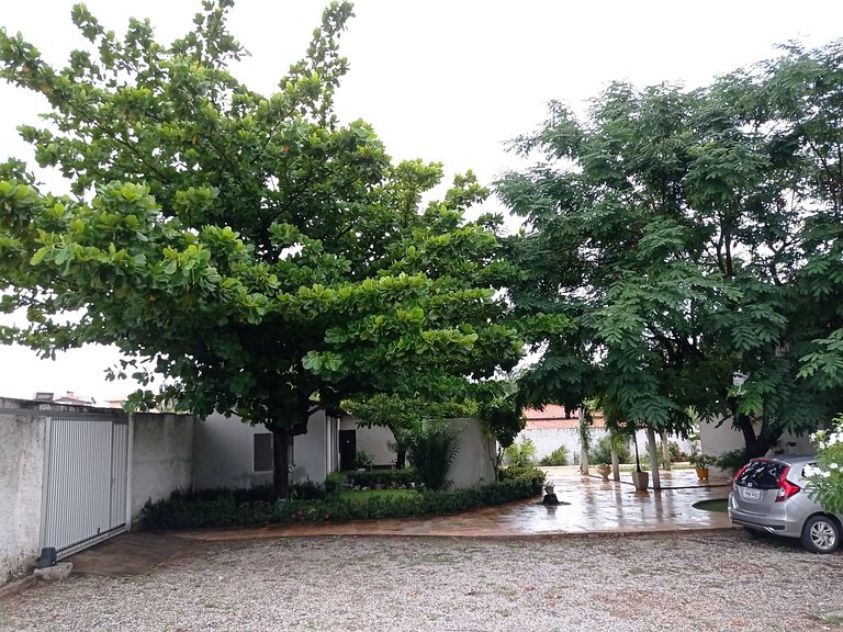 Casa avarandada e espaçosa com amplo jardim florido na Taibi