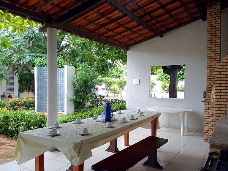 Casa avarandada e espaçosa com amplo jardim florido na Taibi