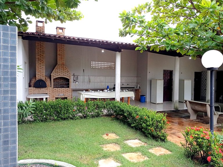 Casa avarandada e espaçosa com amplo jardim florido na Taibi