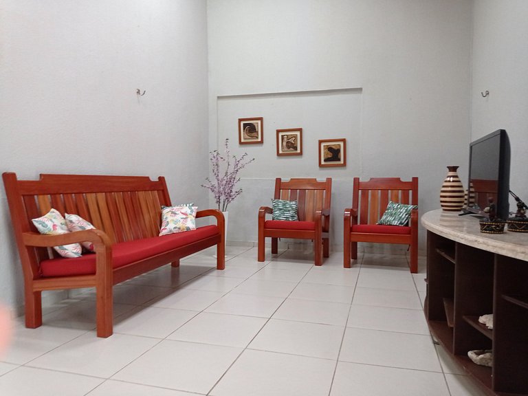 Casa avarandada e espaçosa com amplo jardim florido na Taibi