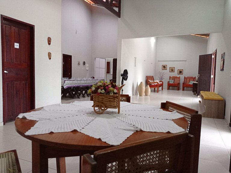 Casa avarandada e espaçosa com amplo jardim florido na Taibi