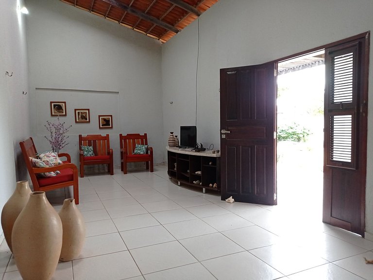 Casa avarandada e espaçosa com amplo jardim florido na Taibi