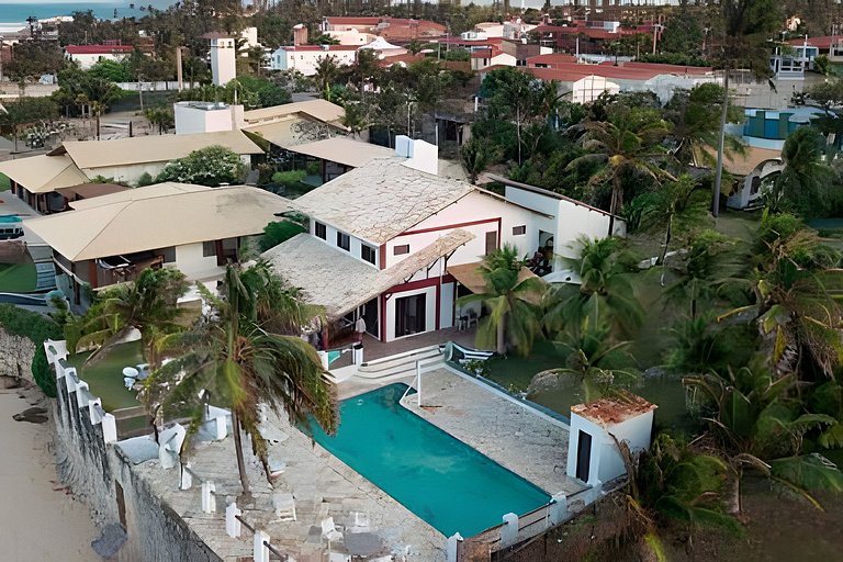 Casa pé na areia com piscina no Centro da Taíba
