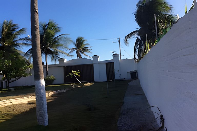Casa pé na areia com piscina no Centro da Taíba