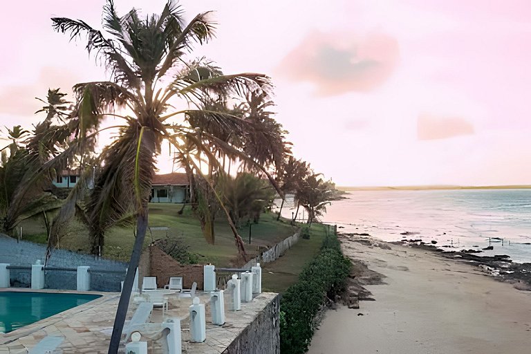 Casa pé na areia com piscina no Centro da Taíba