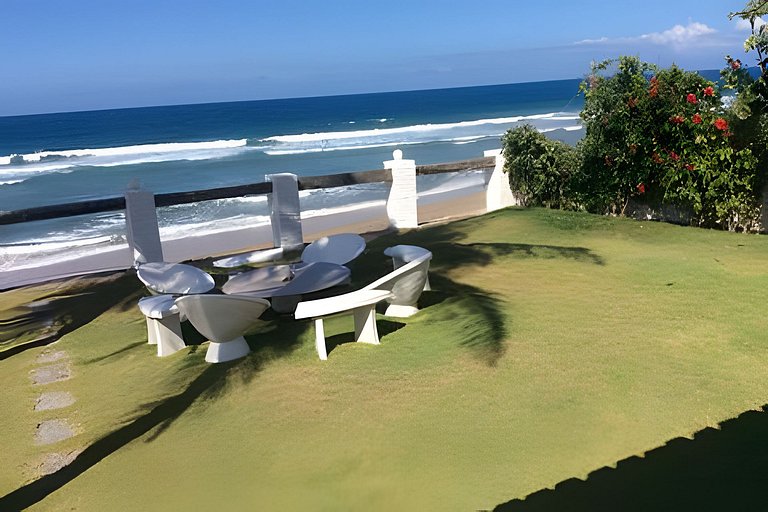 Casa pé na areia com piscina no Centro da Taíba