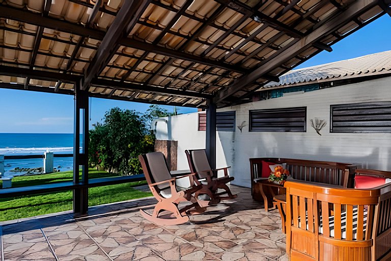 Casa pé na areia com piscina no Centro da Taíba