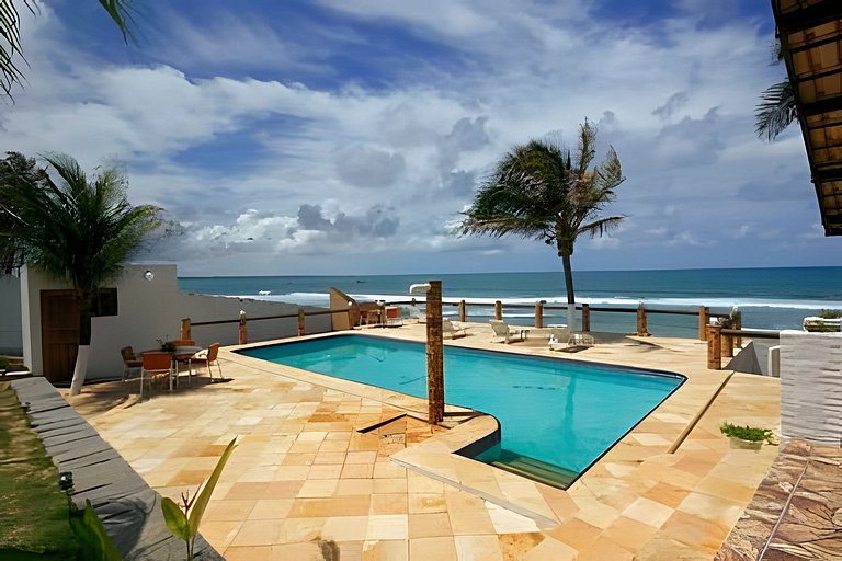 Casa pé na areia com piscina no Centro da Taíba