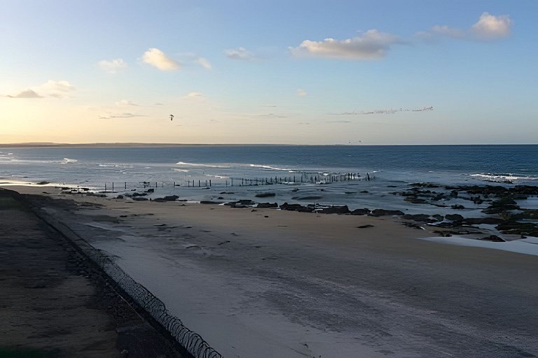 Casa pé na areia com piscina no Centro da Taíba