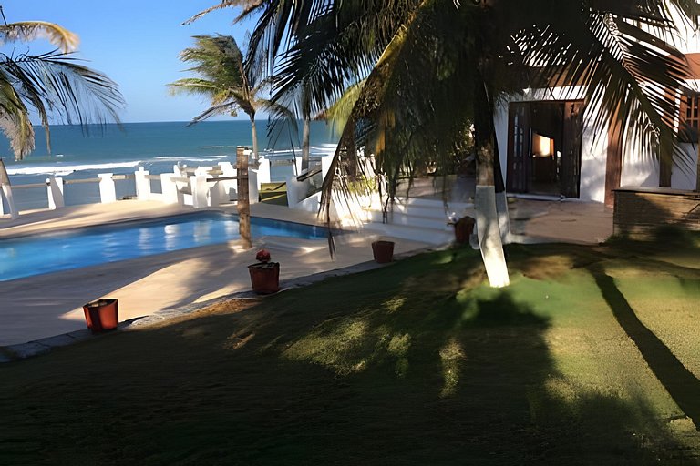 Casa pé na areia com piscina no Centro da Taíba