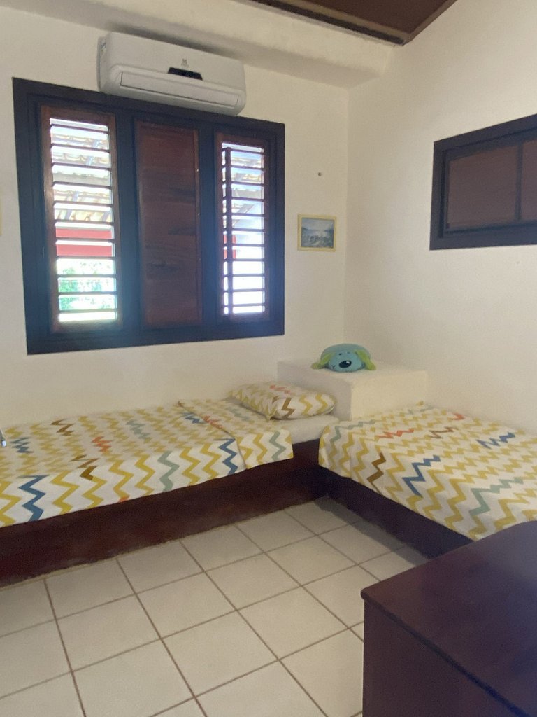 Casa pé na areia com piscina no Centro da Taíba