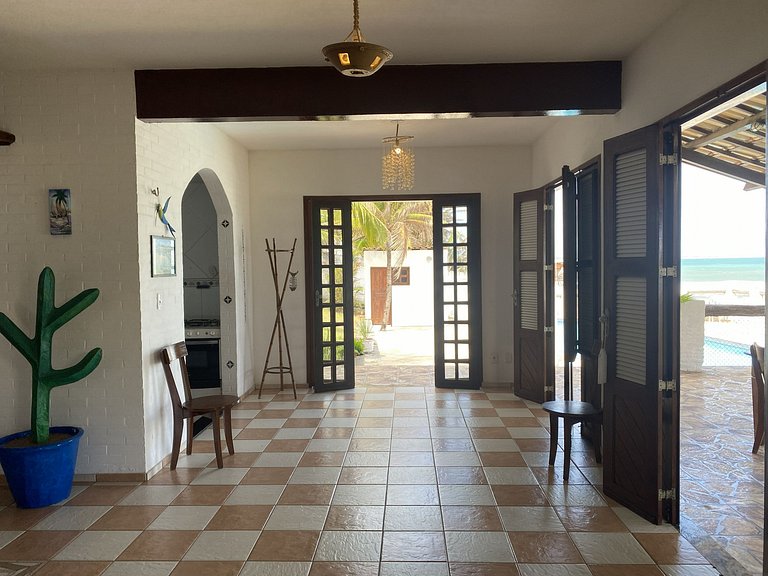 Casa pé na areia com piscina no Centro da Taíba