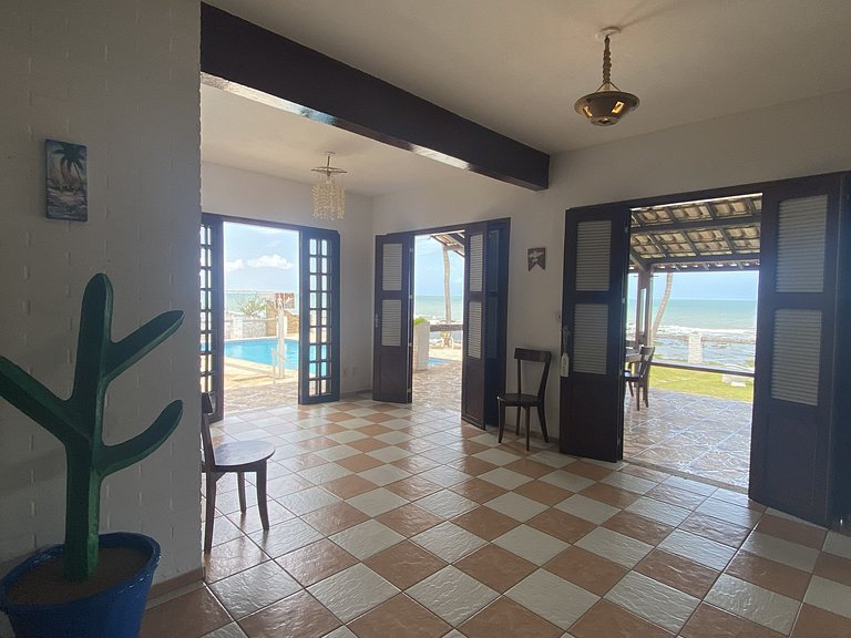 Casa pé na areia com piscina no Centro da Taíba