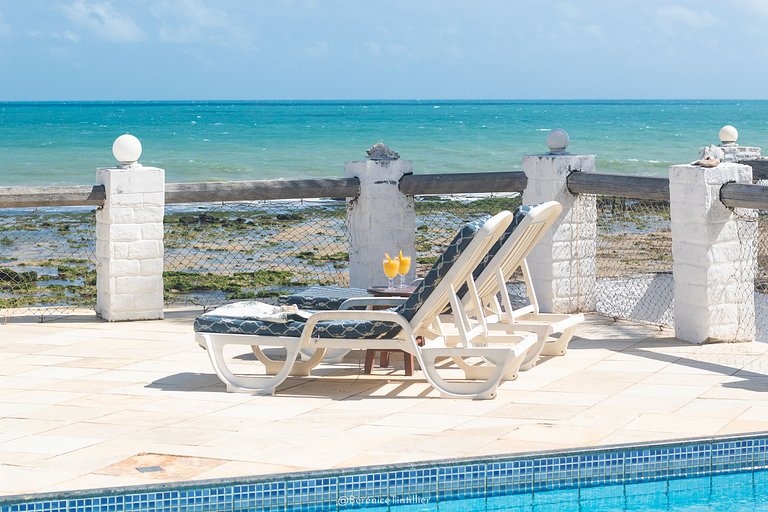 Casa pé na areia com piscina no Centro da Taíba