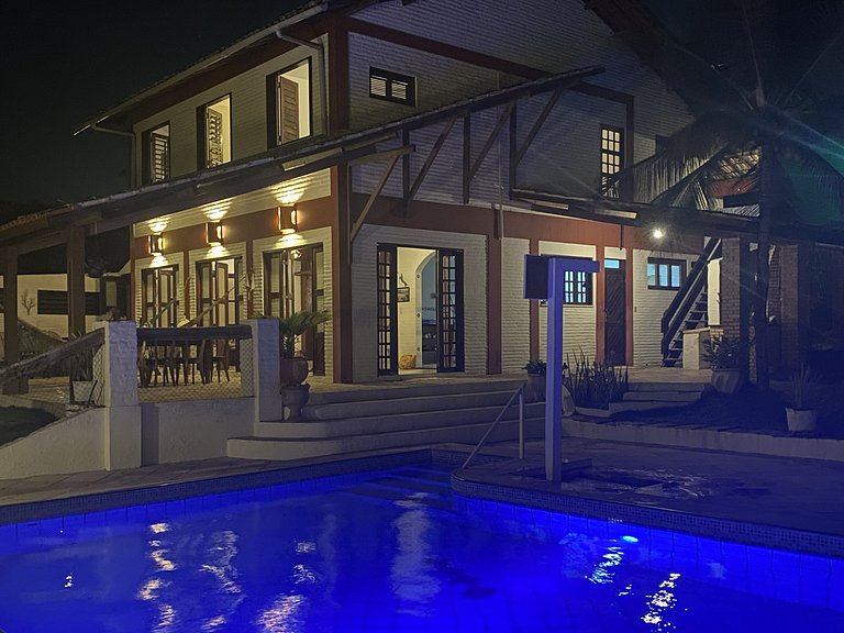 Casa pé na areia com piscina no Centro da Taíba