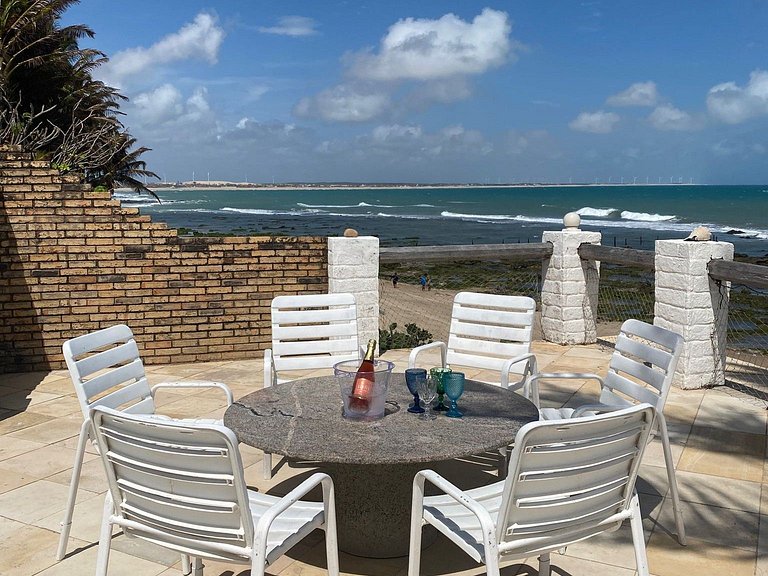 Casa pé na areia com piscina no Centro da Taíba