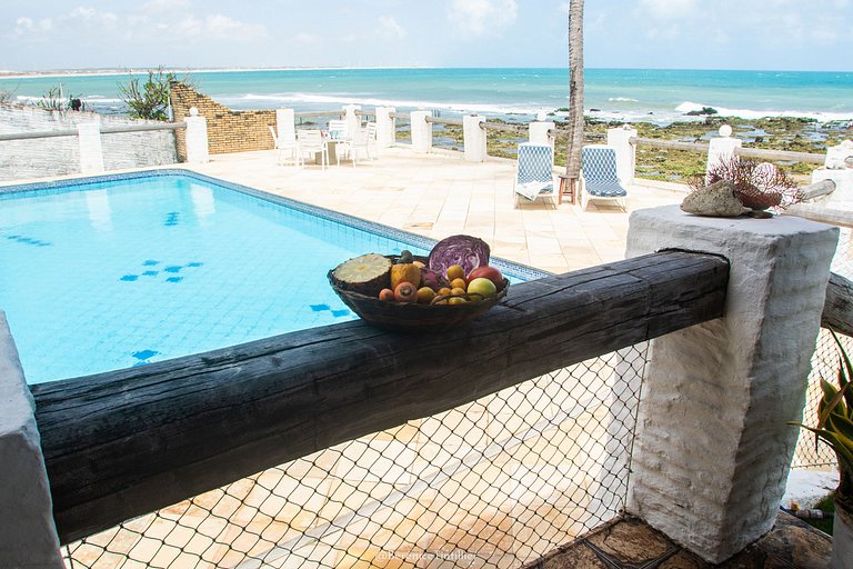 Casa pé na areia com piscina no Centro da Taíba